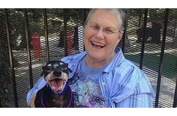 Szívmelengető találkozás: az özvegyasszony a legesélytelenebb kutyát vitte haza a menhelyről