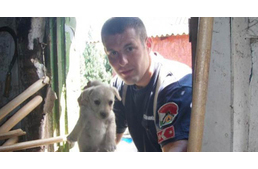 A nap hőse: kölyökkutyát mentett a tűzoltó