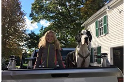 A kislány, aki kutyája segítségével tanult meg járni