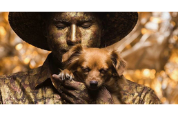 A legcukibb élőszobor - kutyájával adja elő performanszát a fiatal srác