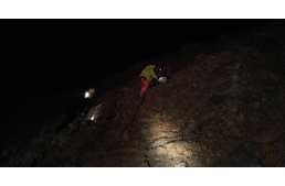 Kalandos kutyamentés: sziklafalon rekedt egy kutya