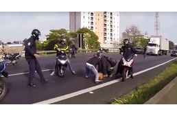 Így menti meg egy motoros banda egy kiskutya életét