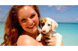 Egy paradicsomi tengerpart, ahol mentett kölyökkutyák találnak gazdára