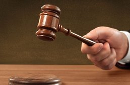 Megszüntették a nyomozást a kutyáját az autóba ütő rendőr ellen