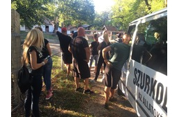 Állatvédők néztek farkasszemet a rendőrökkel az állatkínzó nő tanyájánál