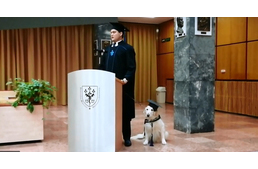 Vakvezető kutyájával diplomázott és mondott beszédet Pécsett egy hallgató